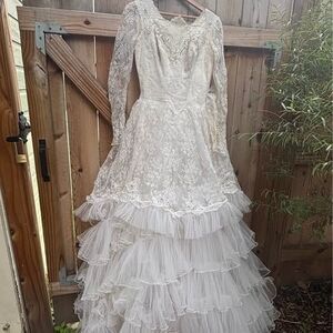 Vintage ruffle wedding dress medium